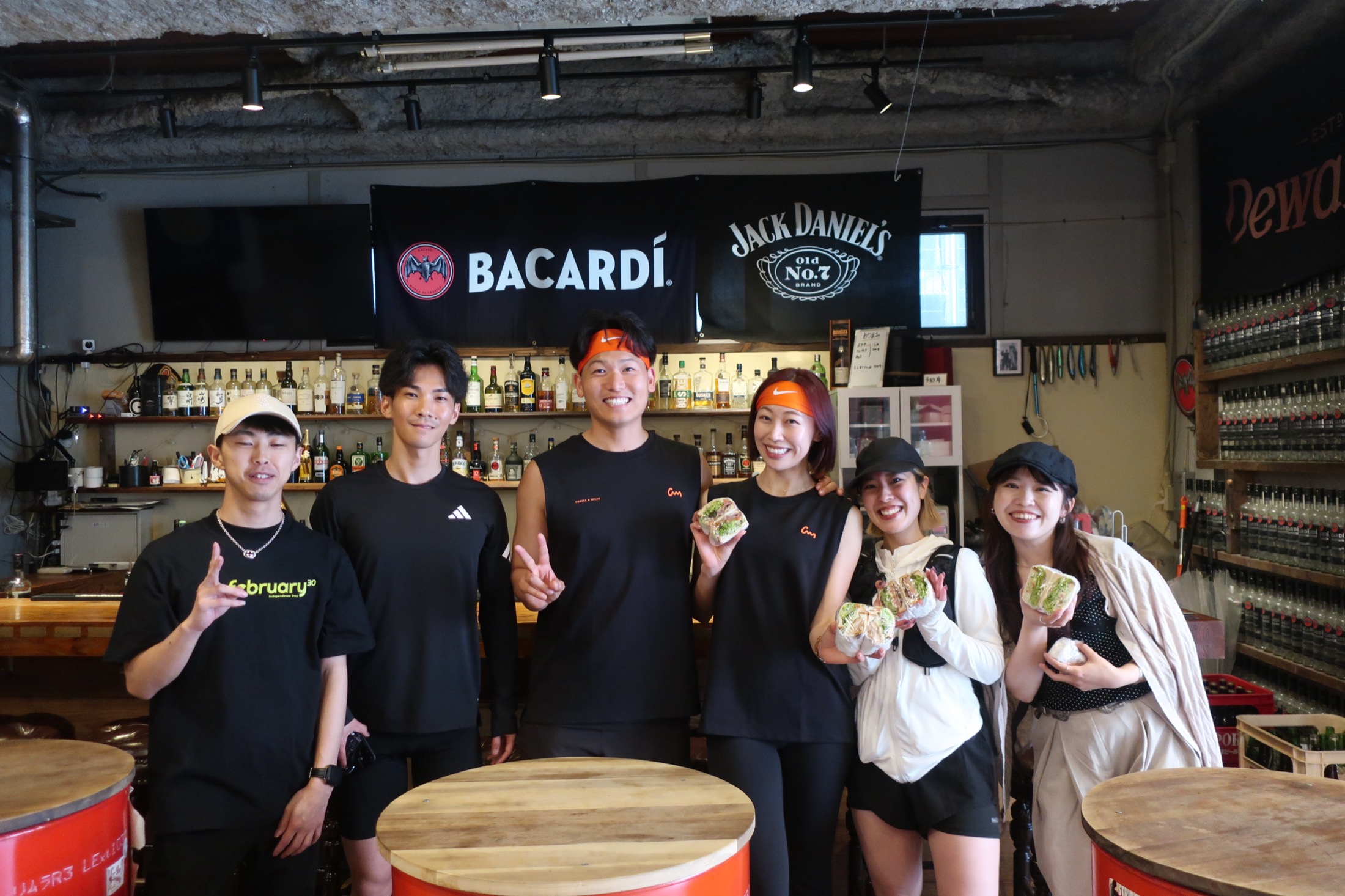 会場でドリンクを手にする参加者と運営メンバー