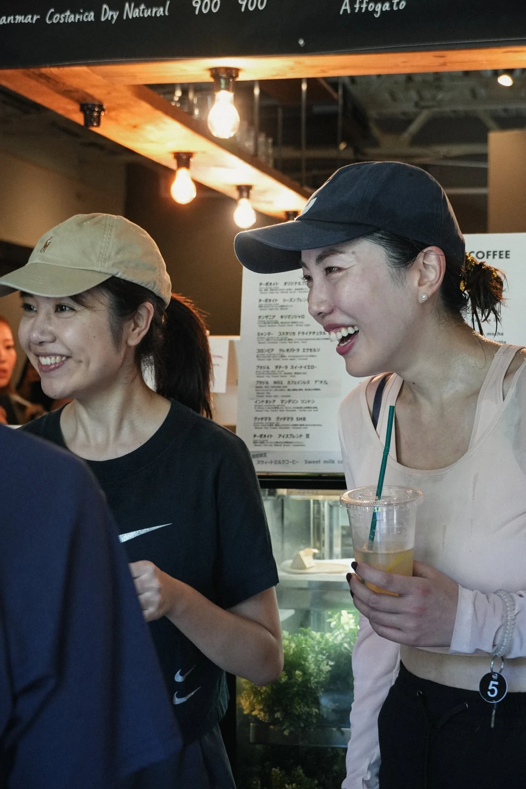 ラン後のカフェで笑顔で会話する参加者