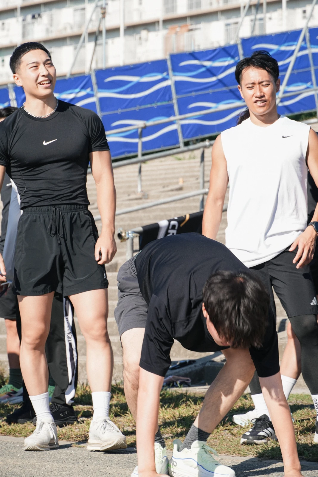 仲間が見守る中で自重種目に取り組む参加者