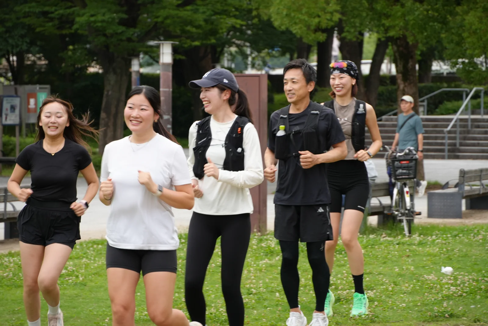大阪城公園を一緒に走るCoffee&Milesの参加者